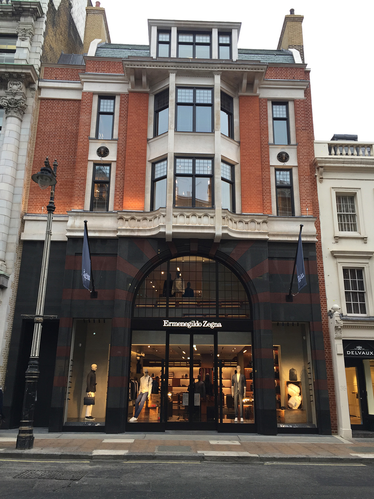Teaming up with Ermenegildo Zegna on the construction project for their clothes shop Central London involved painting, carpentry, skimming and plastering. This commercial construction project resolved into a stylish and glamorous newly built store that now welcomes visitors at 37-38 New Bond Street.